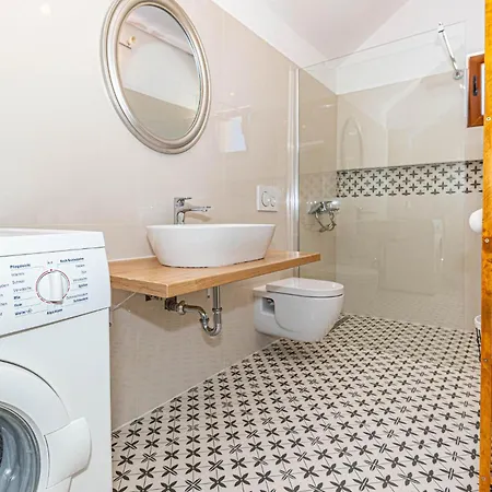3 Bedroom Amazing In Vakantiehuis Mravnica (Sibenik)