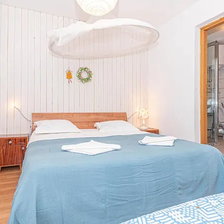 3 Bedroom Amazing In Vakantiehuis Mravnica (Sibenik)