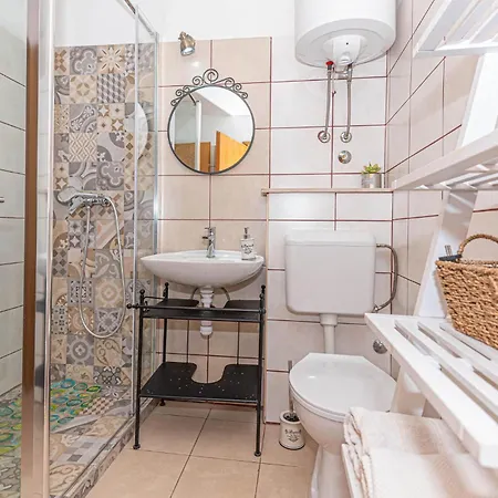 3 Bedroom Amazing In Mravnica (Sibenik)