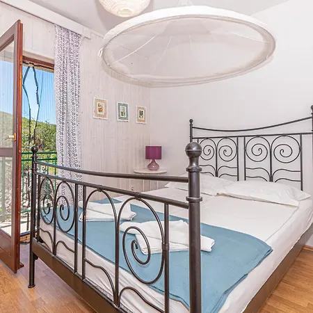 3 Bedroom Amazing In Mravnica (Sibenik)